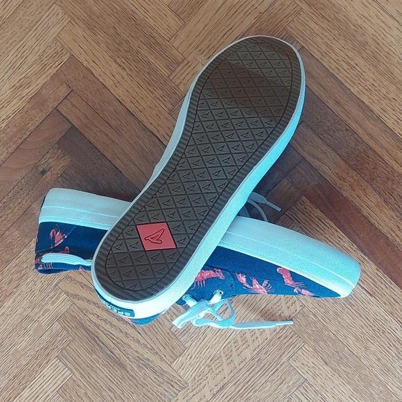 Nwob women's navy canvas with red lobster & crab motif boat shoe. 9M - Picture 2 of 2